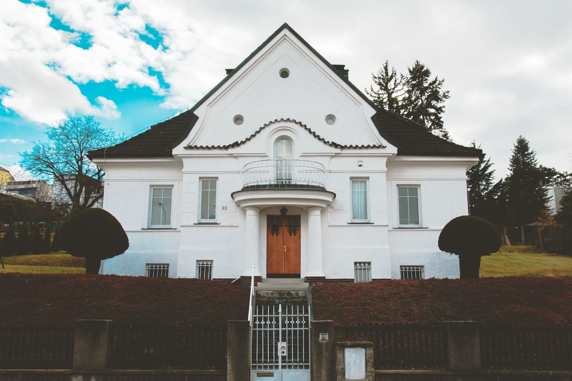 Bílá pražská vila se zahradou — ilustrační fotografie Daniela Franka